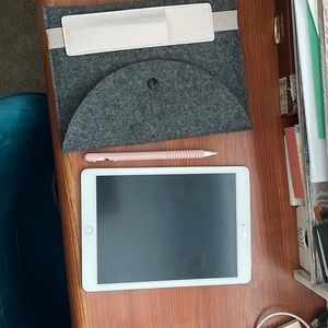 iPad generation 6 with Apple Pencil and case💗